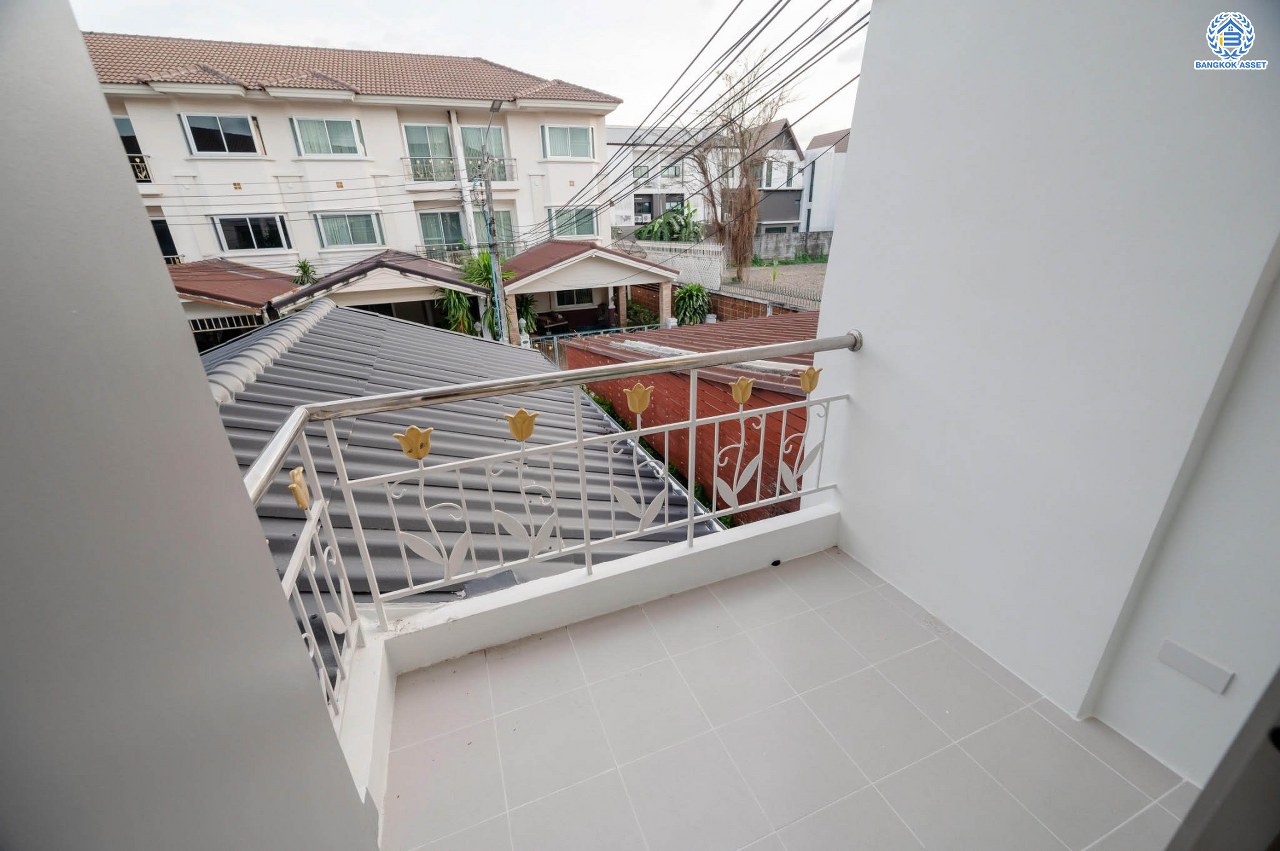 บ้านมือสองตกแต่งใหม่ โครงการ ศุภาลัยวิลล์ วงศ์สว่าง พร้อมอยู่ เนื้อที่ 24.2 ตร.ว. ฟังก์ชัน 3 ห้องนอน 3 ห้องน้ำ จอดรถได้ 2 คัน บนสุดยอดทำเล เชื่อมต่อได้หลายเส้นทาง ทั้งถนนกรุงเทพ-นนทบุรี, ถนนวงศ์สว่าง, ถนนนครอินทร์ และถนนติวานนท์ ใกล้จุดขึ้นทางด่วนงามวงศ์วาน รถไฟฟ้าสายสีม่วง "สถานีแยกติวานนท์" และ "สถานีกระทรวงสาธารณสุข"